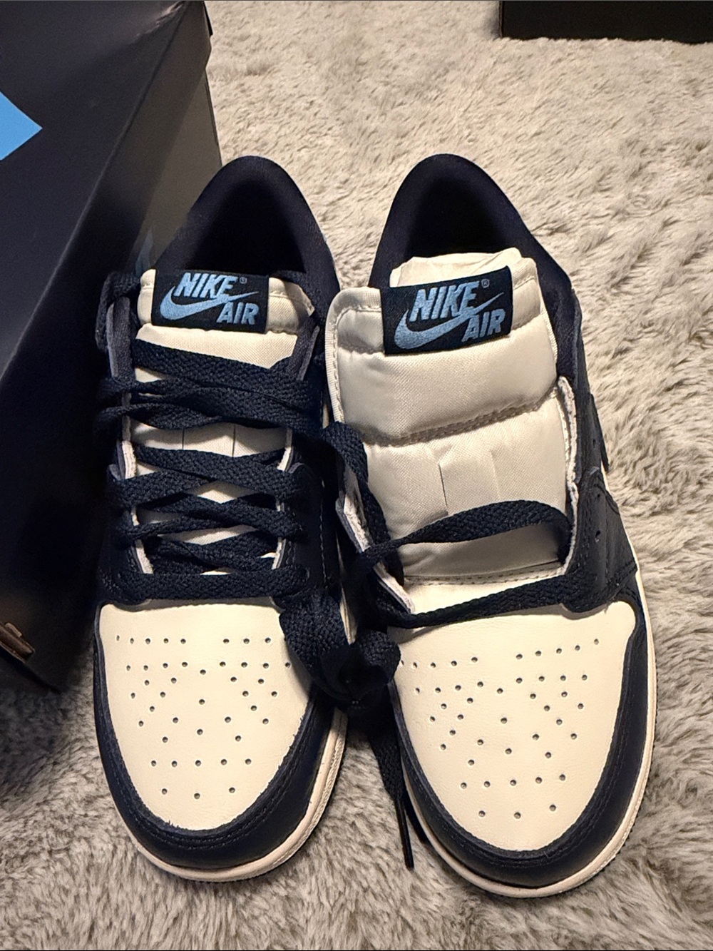 Nike Men’s Low-Top Sneakers in Navy and Cream with Light Blue Logo